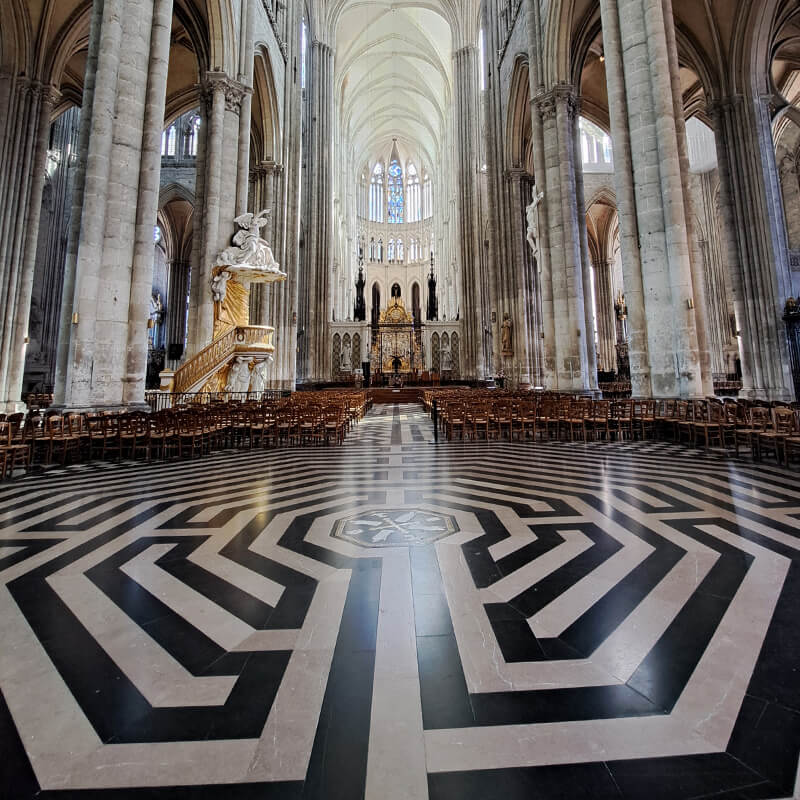 Himmel, Licht und altes Wissen in Stein