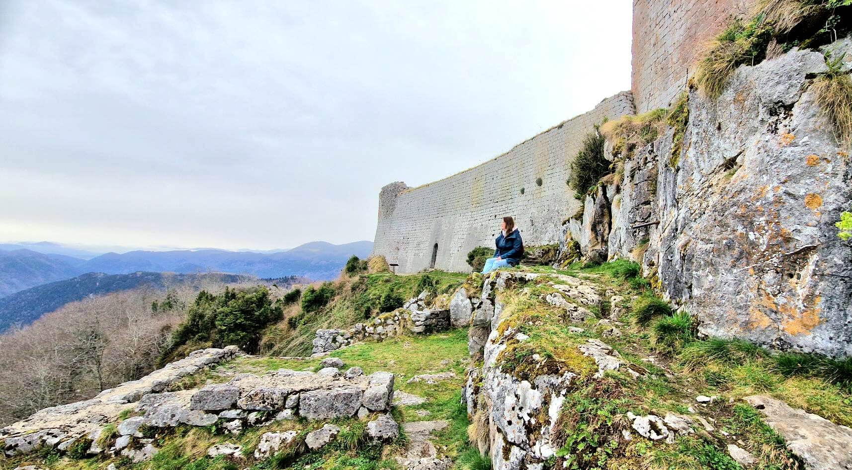 Ein Reisebericht ins heilige Okztanien: Katharerburgen, heilige Berge und Quellen